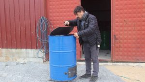 Bayramiç'te saç bidonları sobaya dönüştürülerek, deprem bölgesine gönderiliyor