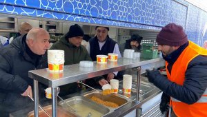 Belediye başkanları çadır kurup, aşevinde yemek dağıtıyor