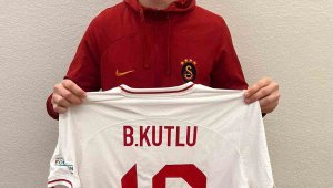Berkan Kutlu, depremzedeler için milli takım formasını bağışladı