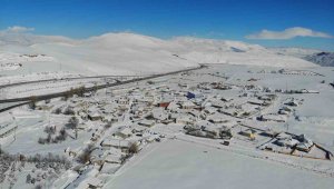 Beyaza bürünen mahalle dron ile görüntülendi