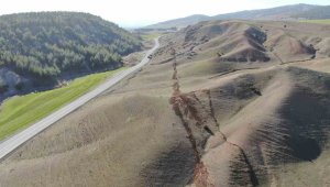 Binaları yıkan deprem doğaya da zara verdi, bölge havadan görüntülendi