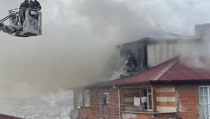 Binanın çatısında çıkan yangın paniğe sebep oldu