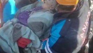 Bir yaşındaki Ela kurtarıldı, dışarı çıkınca uykuda esnedi