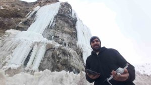 Bitlis'in sembollerinden "Deliklitaş" buzla kaplandı