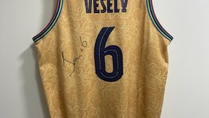 Bogdan Bogdanovic ve Jan Vesely'nin formaları destek için satışta