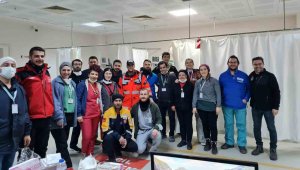 BUÜ'nün gönüllü sağlık ekibi, deprem bölgesinde şifa dağıtıyor
