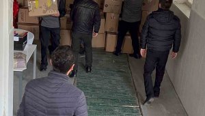 Büyükelçi ve gönüllüler yardım tırlarını ve kamyonlarını birlikte yüklediler