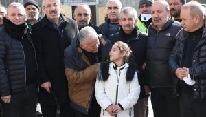 Büyükkılıç: "Kayseri Büyükşehir, deprem bölgesinde temizlik çalışmalarına devam ediyor"