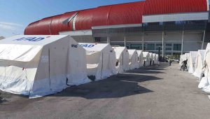 Çadır kentte yardımlar depremzedelerin yüzünü güldürdü