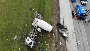 Çanakkale'de karşı şeride geçen beton mikseri ticari araca çarptı: 1 ölü