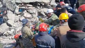 Canik ekibi 129 saat sonunca enkazdan çocuk kurtardı