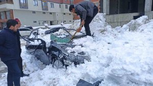 Çatıdan düşen kar kütlesi otomobili kullanılamaz hale getirdi