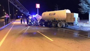 Çavdarhisar'da oksijen gazı yüklü tanker direğe çarptı, sürücü ağır yaralı