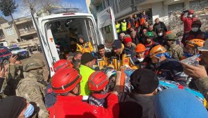 Cemile Teyze 227. saatte enkazdan sağ çıkarıldı