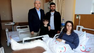 Çeşme'de ameliyat edilen depremzede enkaz altında yaşadığı zor anları anlattı