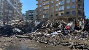 Çökme tehlikesi olan apartman yıkıldı