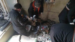 Çöp eve dönüşen daireden 10 kamyon çöp çıktı