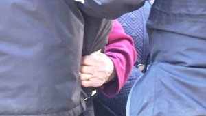 Cumhurbaşkanı Erdoğan'ı görebilmek için polise sımsıkı tutundu