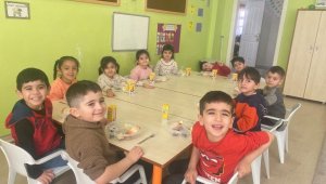 Demirözü okul öncesi eğitim sınıflarında da ücretsiz yemek dağıtımı başladı