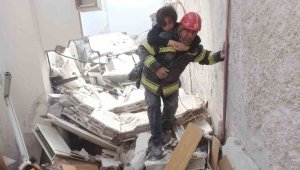 Denizli ekipleri enkaz altında kalanlar için zamana karşı yarışıyor