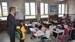 Denizli'de 850 depremzede öğrenci yeni arkadaşlarıyla ilk derslerine katıldı