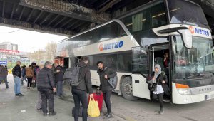 Deprem bölgelerinden afetzedeler otobüsle İstanbul'a geldi