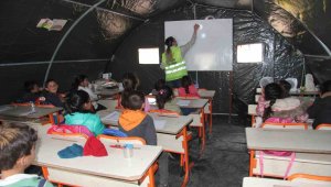 Deprem bölgesinde eğitim çadırda başladı