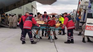 Deprem bölgesinden 53 yaralı daha İstanbul'a getirildi