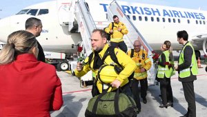 Deprem bölgesinden gelen Alman kurtarma ekipleri İstanbul Havalimanı'nda çiçeklerle karşılandı