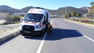 Deprem bölgesine giden ambulans Gazipaşa'da kaza yaptı