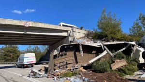 Deprem bölgesine giden tır kaza yaptı: 2 yaralı