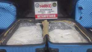 Deprem için yardıma geldiğini ileri süren bir kişinin çantasında 1 kilo 940 gram uyuşturucu çıktı