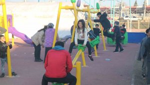 Deprem korkusu yerini çocuk cıvıltısına bıraktı