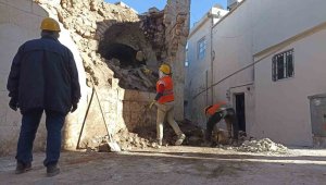 Deprem sonrası Eyyübiye'nin tarihi sokaklarındaki molozlar kaldırılıyor