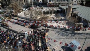 Deprem sonrası Ulu Camii'nin bahçesinde cuma namazı kılındı
