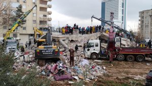 Deprem soruşturmasında gözaltı kararı verilen 14 kişiden 3'ü enkaz altında kalarak öldü