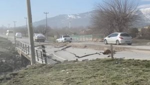 Deprem yollarda büyük hasar oluşturdu