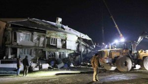 Depremde büyük yıkımın yaşandığı Nurdağı'nda arama kurtarma çalışmaları sürüyor