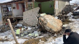 Depremde dağdan kopan kayalar evlerin üzerine düştü