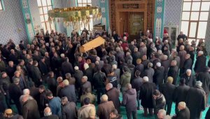 Depremde enkaz altında hayatını kaybeden 6 kişilik aile Mardin'de defnedildi