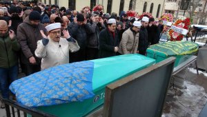 Depremde enkaz altında kalarak hayatlarını kaybeden anne ile oğlu toprağa verildi