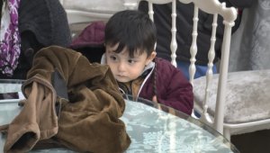 Depremde evlerine giremeyen vatandaşlar düğün salonuna akın etti