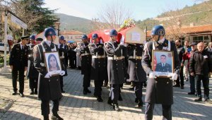 Depremde göçük altında kalan Başçavuş ve kızı toprağa verildi