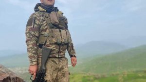 Depremde göçük altında kalan uzman er memleketi Kars'ta toprağa verildi