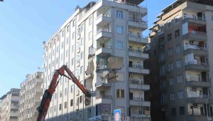 Depremde hasar gören ve çökme tehlikesi geçiren Altınkaya apartmanı yıkılıyor