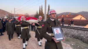 Depremde hayatını kaybeden astsubay ve ailesi toprağa verildi