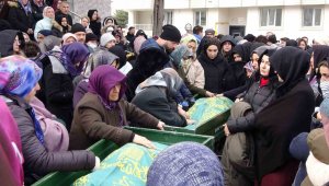 Depremde hayatını kaybeden Dilek öğretmen ve kızı gözyaşları içinde toprağa verildi