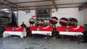 Depremde hayatını kaybeden polis memuru anne ve iki kızı Marmaris'te toprağa verildi