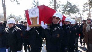 Depremde hayatını kaybeden polis memuru ve eşi Kayseri'de toprağa verildi
