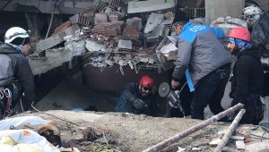 Depremde umudun sembolü haline gelen iki aylık bebeği üniversite ekipleri kurtardı